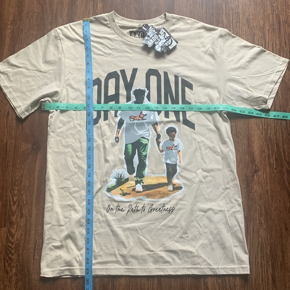 AKOO Men’s Graphic T-Shirt Short Sleeve Tee Day One Tan Size Large New - Picture 3 of 7